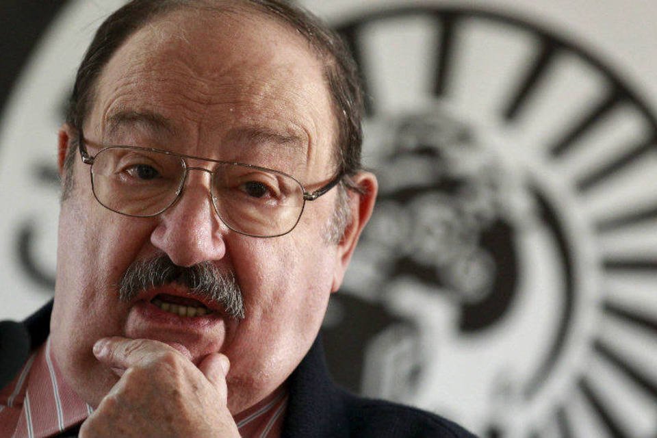 Hollande destaca erudição e grandeza de Umberto Eco