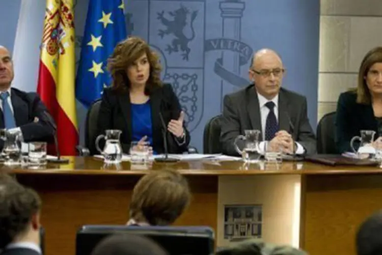 Em entrevista coletiva, a ministra de Emprego, Fátima Báñez (E), qualificou a reforma de 'histórica' (Dominique Faget/AFP)