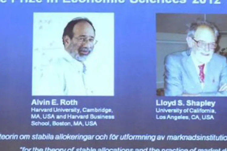 
	O retrato dos americanos Alvin Roth e Lloyd Shapley (D) &eacute; visto durante o an&uacute;ncio do Nobel de Economia: o pr&ecirc;mio coroa &quot;os esfor&ccedil;os para encontrar solu&ccedil;&otilde;es pr&aacute;ticas a um problema do mundo real&quot; (Henrik Montgomery/AFP)