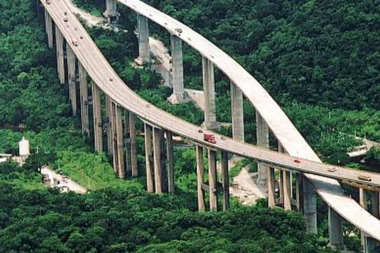 Rodovia Imigrantes, administrada pela Ecorodovias: ações da empresa lideraram as baixas do Ibovespa (Ecorodovias/Divulgação)