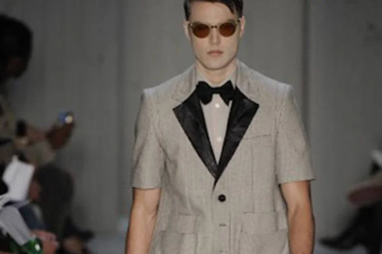 Desfile de Alexandre Herchcovitch: o estilista criou dois modelos para seu desfile masculino usando material da empresa