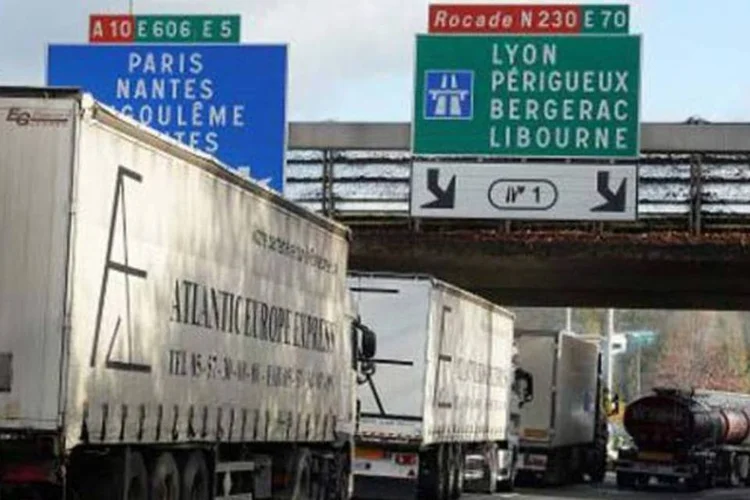 Protesto: Dezenas de caminhões bloqueam via que liga Paris a Lyon em 30 de novembro de 2013 (©afp.com / JEAN PIERRE MULLER)