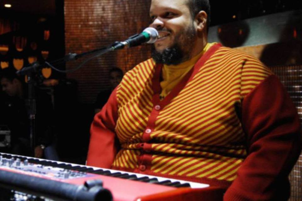 Ed Motta causa revolta xingando mulheres e cantores da MPB no Facebook