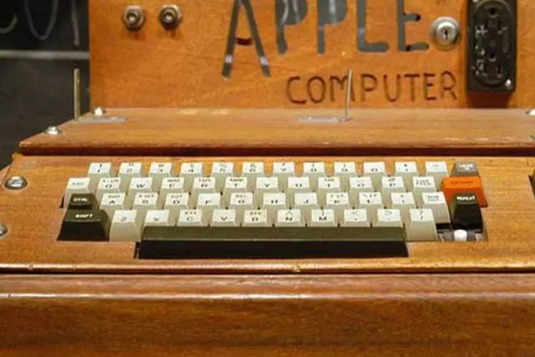 
	Apple-1, o primeiro computador da empresa: pre&ccedil;o alcan&ccedil;ou quase o dobro do esperado
 (Wikimedia Commons)
