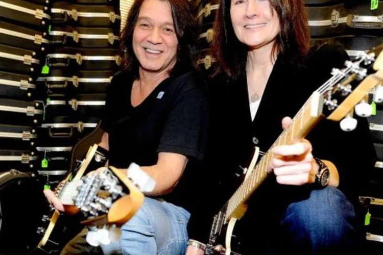 Guitarrista Eddie Van Halen, à esquerda: Por mais exibicionista que soe seu frenesi guitarrístico, há a sabedoria de um virtuoso por trás de suas composições