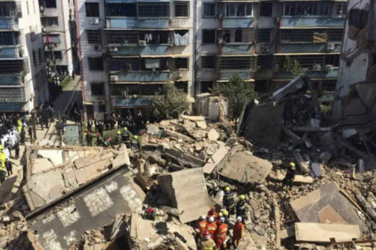 Edifício residencial de cinco andares que desabou na cidade chinesa de Fenghua, China: até o momento, as equipes de resgate já retiraram 5 pessoas dos escombros (China Daily/Reuters)
