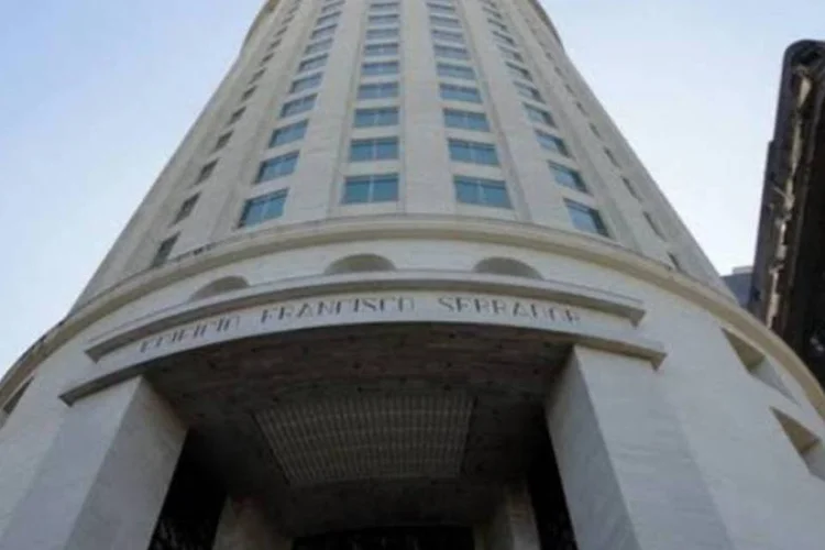 
	Edif&iacute;cio Serrador visto de baixo para cima: pelo menos 3 dos 23 andares do luxuoso edif&iacute;cio est&atilde;o vagos
 (Creative Commons)