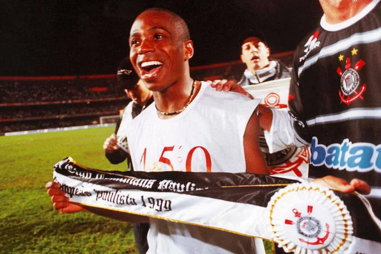 
	Edilson j&aacute; passou pelo Corinthians, Flamengo e Cruzeiro
 (ALEXANDRE BATTIBUGLI)