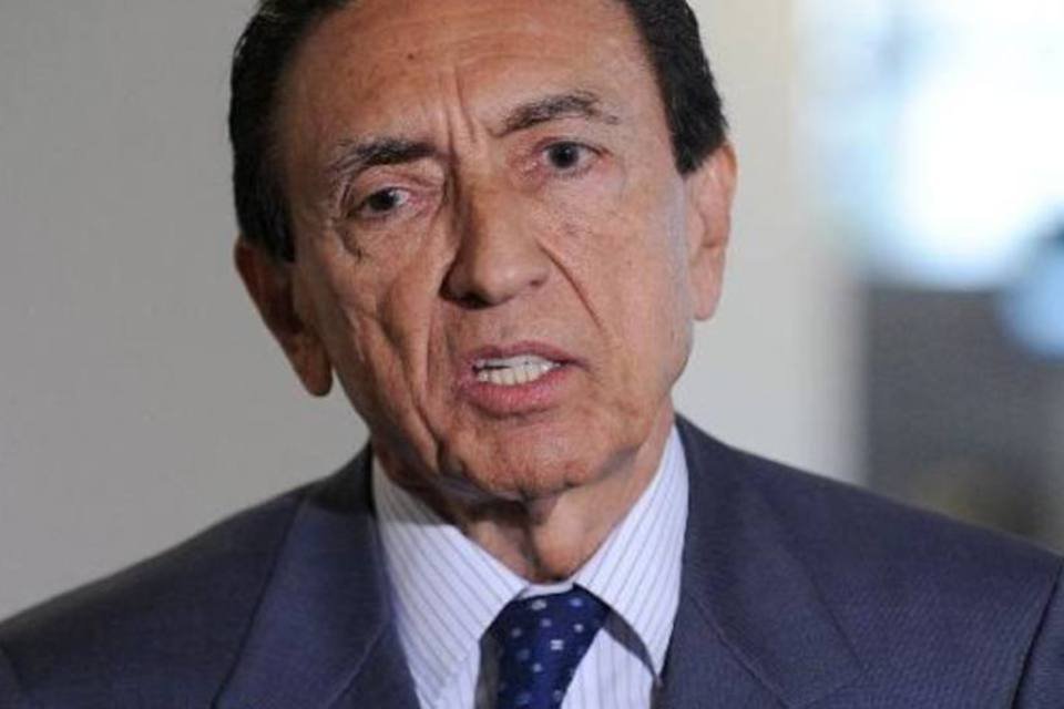 Lobão: vamos segurar a gasolina até não aguentar mais
