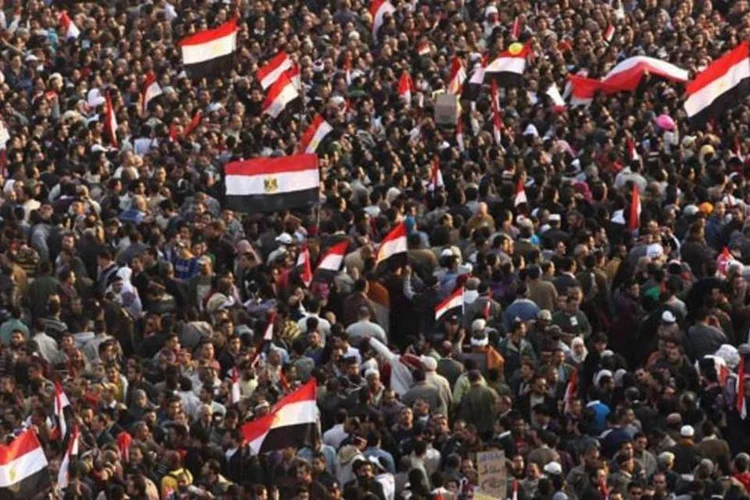 Praça Tahrir, no Cairo: multidão festeja a saída de Mubarak (John Moore/Getty Images)