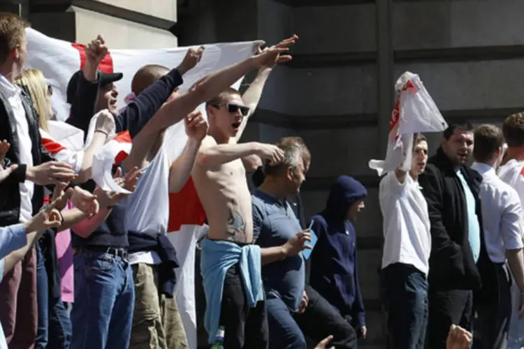Simpatizantes do grupo de extrema-direita britânico English Defense League (EDL): os manifestantes de extrema direita levaram cartazes com lemas como "Sangue em vossas mãos" e "Reino Unido RIP". (REUTERS/Luke MacGregor)