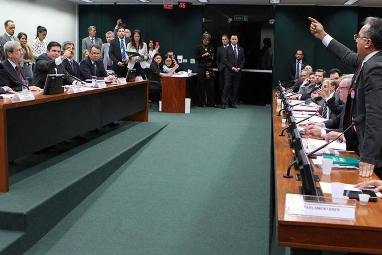 
	Confus&atilde;o em reuni&atilde;o para elabora&ccedil;&atilde;o do roteiro de trabalhos e delibera&ccedil;&atilde;o de requerimentos da CPI da Petrobras: &quot;N&atilde;o amoleque esta CPI&quot;, disse Edmilson Rodrigues (d)
 (William Sant·ana / Câmara dos Deputados)
