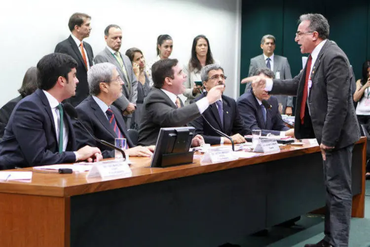 Deputados Hugo Motta (PMDB-PB) e Edmilson Rodrigues (PSOL-PA) discutem na primeira sessão da CPI da Petrobras (William Sant·ana / Câmara dos Deputados)