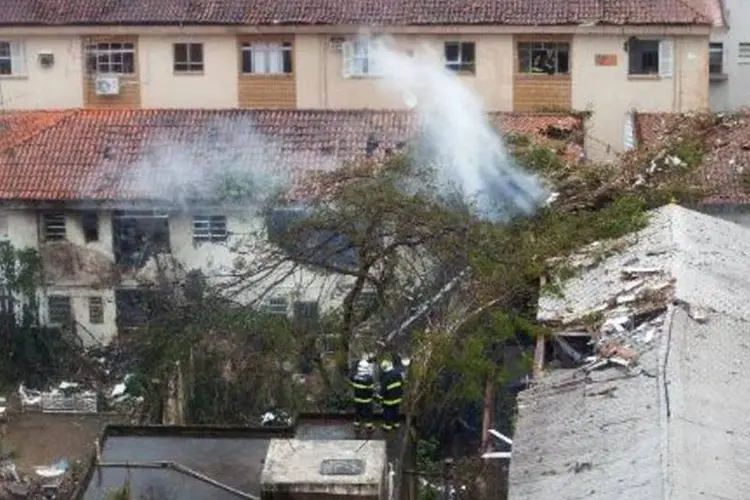 
	Bombeiros trabalham no local do acidente com jato de Eduardo Campos, em Santos
 (Ricardo Nogueira/AFP)