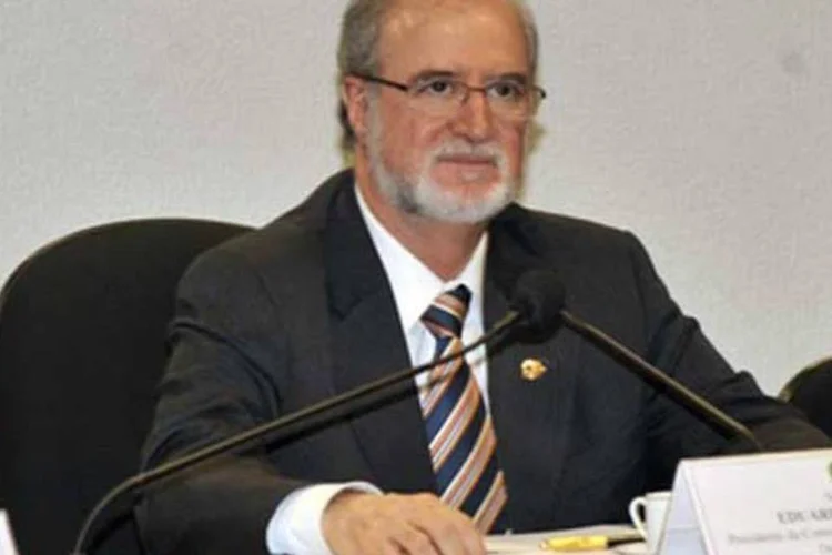 
	O deputado Eduardo Azeredo: decis&atilde;o de ren&uacute;ncia, confirmada pela assessoria do parlamentar, ser&aacute; formalizada em carta a ser entregue nesta quarta ao presidente da C&acirc;mara
 (José Cruz/ABr)