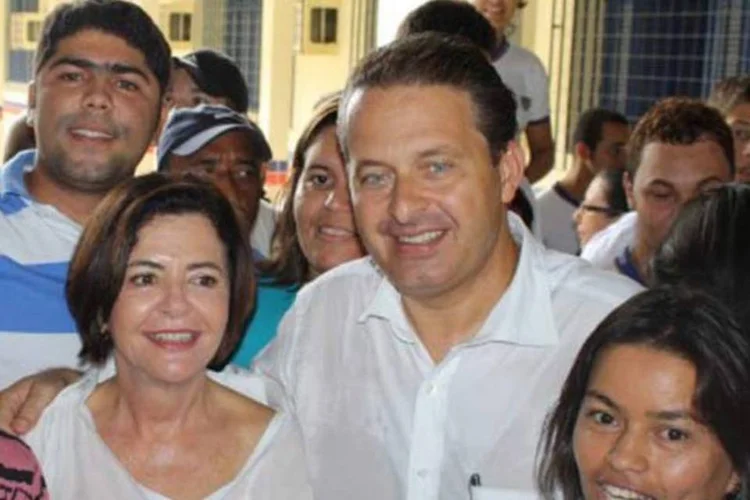 Ana Arraes, deputada federal por Pernambuco, e seu filho, Eduardo Campos, governador de Pernambuco (ambos de branco), em Altinho (PE) (Divulgação)