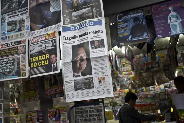 Banca de jornal mostra jornais com foto de Eduardo Campos depois de seu acidente (Dado Galdieri/Bloomberg)