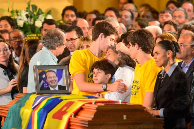 
	Renata Campos, vi&uacute;va de Eduardo Campos, aconselhou seu filho a terminar a faculdade de Engenharia antes de ingressar na pol&iacute;tica e, por isso, o jovem n&atilde;o deve disputar a elei&ccedil;&atilde;o de 2016
 (Fernando Frazão/Agência Brasil)