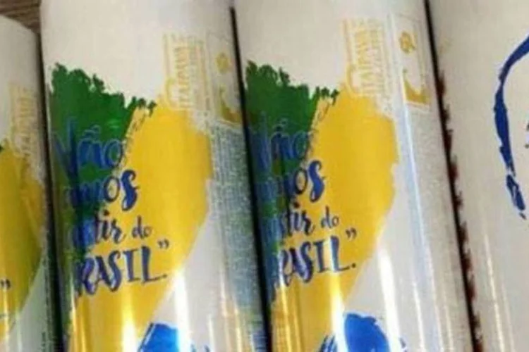 
	Al&eacute;m do rosto do pol&iacute;tico, a embalagem vai estampar a mensagem &quot;N&atilde;o vamos desistir do Brasil&quot;
 (Reprodução/Facebook)