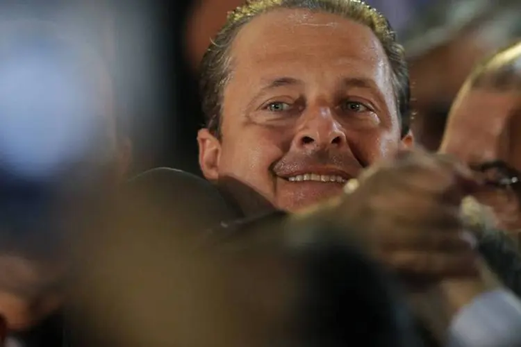 Eduardo Campos (PSB-PE) cumprimenta seus partidários durante cerimonia para lançar a chapa para as eleições presidenciais de 2014, em Brasília (Ueslei Marcelino/Reuters)