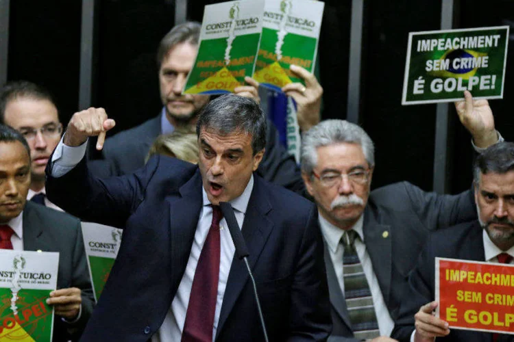 
	O advogado-geral da Uni&atilde;o, Jose Eduardo Cardozo, fala na C&acirc;mara sobre impeachment
 (Ueslei Marcelino/Reuters)