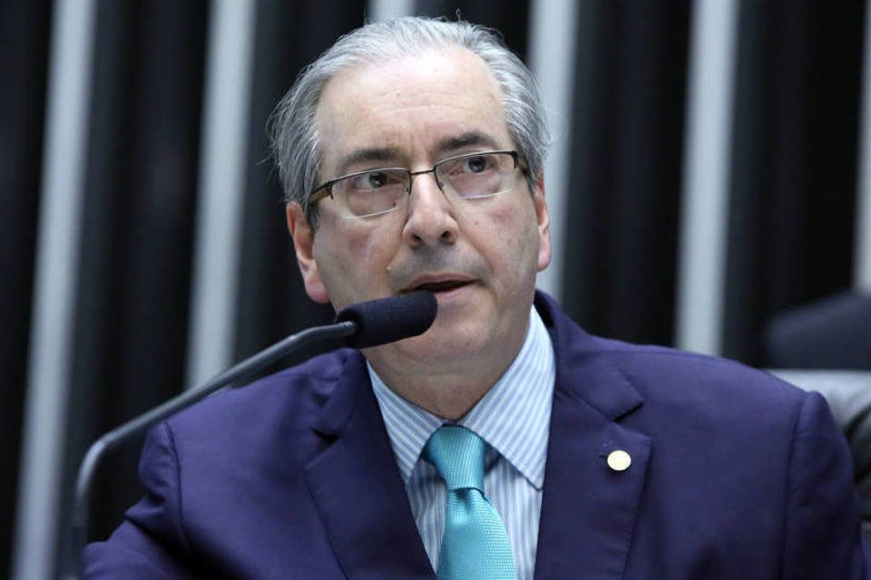 Cunha revoga ordem sobre rito do impeachment
