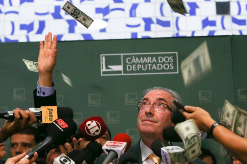 Depois de chuva de dólares, Cunha dificulta acesso à Câmara