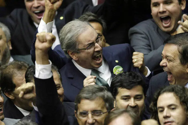 Deputado Eduardo Cunha (C) reage após ser eleito presidente da Câmara dos Deputados (Ueslei Marcelino/Reuters)