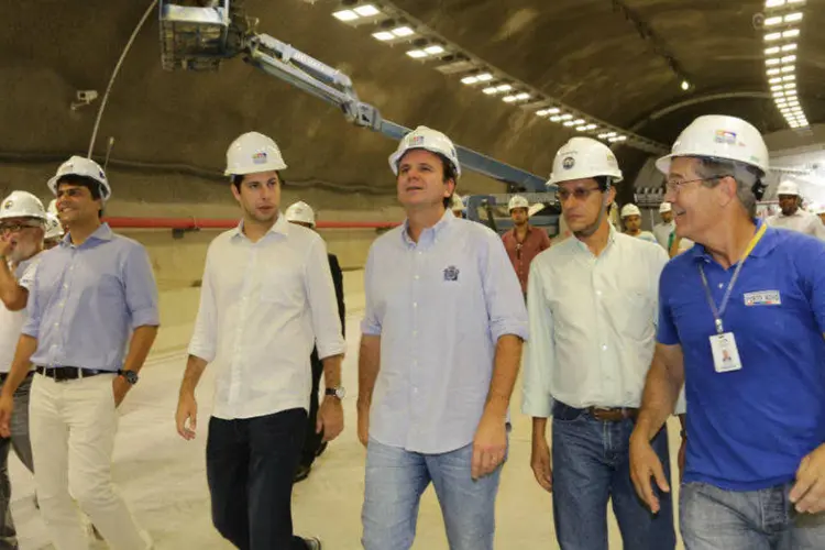 O prefeito Eduardo Paes (C) fez nesta quinta-feira a última vistoria do túnel Rio 450 antes de sua inauguração (Cassiano Ricardo/PMRJ/Fotos Públicas)