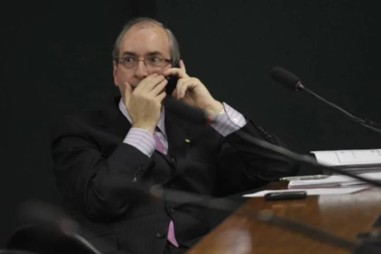 
	Eduardo Cunha, deputado do PMDB, fala ao telefone: no texto, deputados afirmam que ataques a Cunha &quot;s&atilde;o ataques ao PMDB&quot; e reafirmam a confian&ccedil;a no l&iacute;der
 (Renato Araújo/ABr)