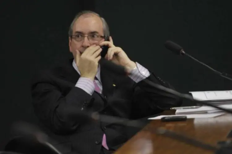 Eduardo Cunha, do PMDB, fala ao telefone (Renato Araújo/ABr)