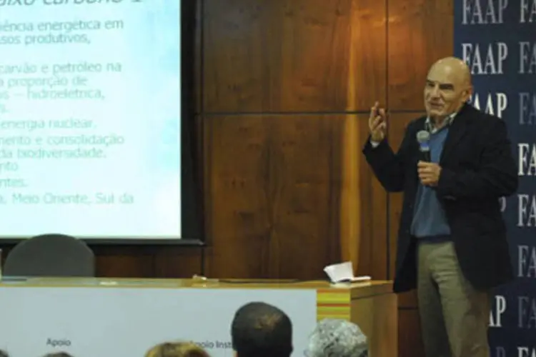O cientista político Eduardo Viola durante palestra, na FAAP: em foco a dinâmica das potências climáticas e as perspectivas da transição ao baixo carbono.   (.)