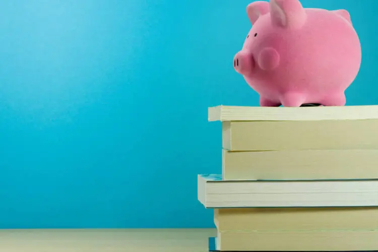 Porquinho e livros: atividades ajudam a tirar dúvidas sobre como aplicar o dinheiro. (James Thew/Thinkstock)