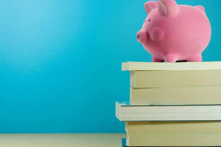 Porquinho e livros: CVM oferece mais de 40 eventos (James Thew/Thinkstock)