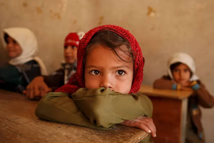 
	Meninas: de acordo com a Unesco, as meninas s&atilde;o as primeiras a ter negado o direito &agrave; educa&ccedil;&atilde;o
 (Khaled Abdullah/Reuters)