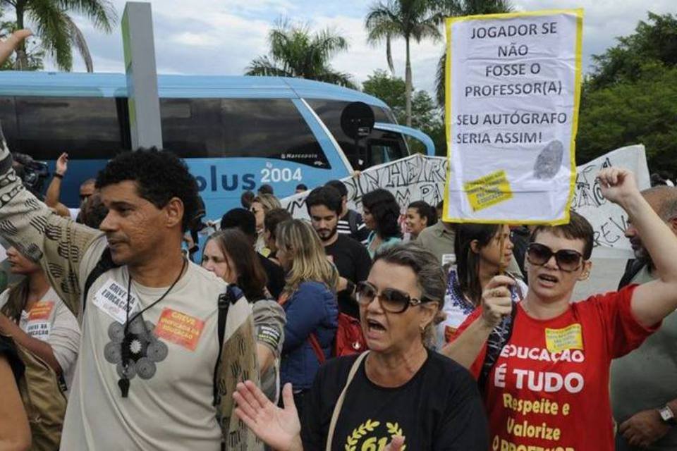 Manifestação de professores marca a saída da seleção do Rio