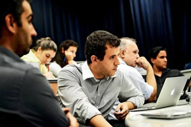 Homens assistem a aula (Renato Pizzutto/EXAME.com)