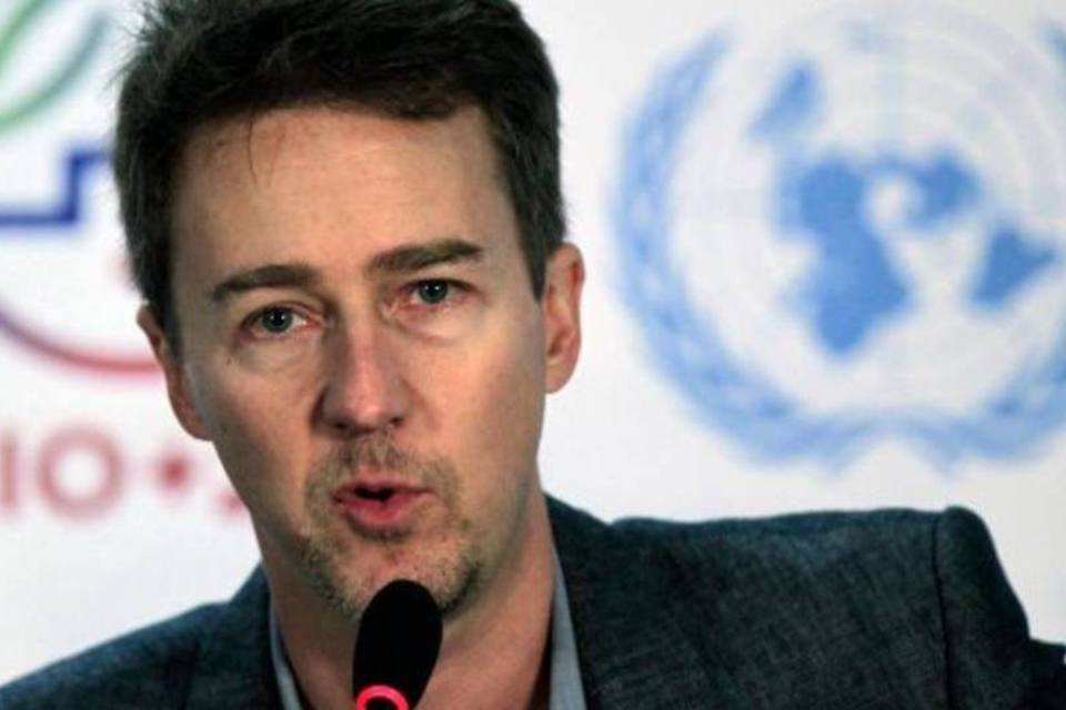 Ator Edward Norton mostra carta que pede urgência para ações ambientais