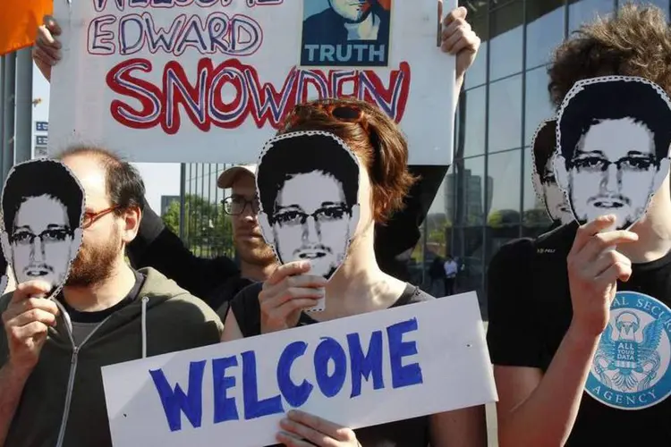 Manifestantes com máscaras de Edward Snowden durante um protesto de apoio ao ex-agente da NSA em Berlim, na Alemanha (Tobias Schwarz/Reuters)