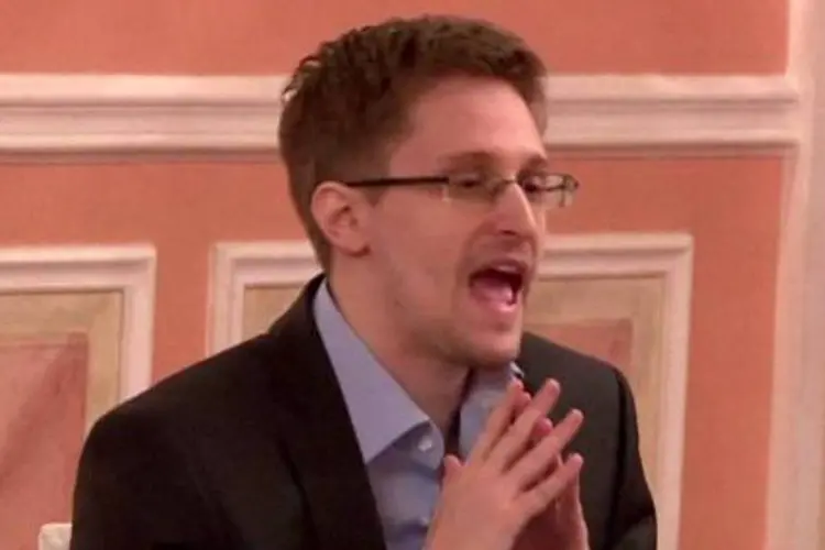 
	O ex-consultor da CIA Edward Snowden: Snowden pode ter persuadido entre 20 e 25 colegas do centro regional de opera&ccedil;&otilde;es da NSA no Hava&iacute; a lhe dar os logins e senhas
 (AFP)