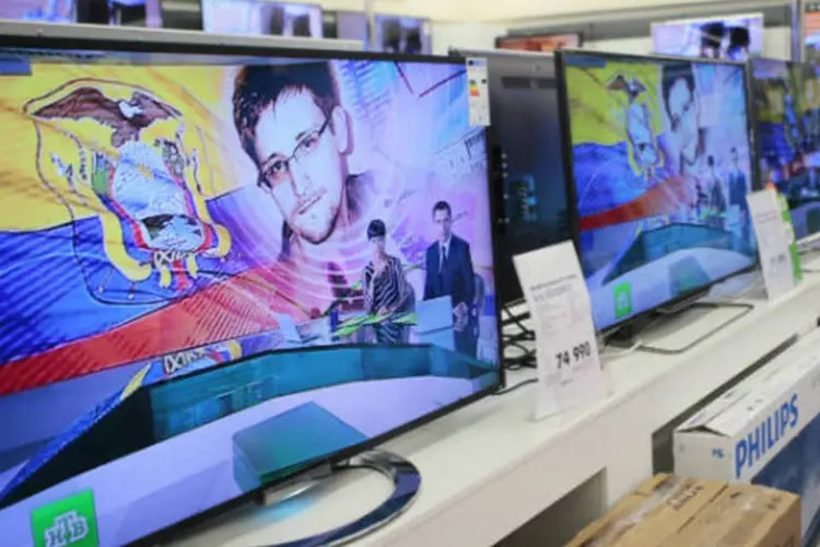 Televisores em exposição mostram o ex-espião da CIA, Edward Snowden durante boletim de notícias em loja de eletrônicos em Moscou, na Rússia (REUTERS/Tatyana Makeyeva)