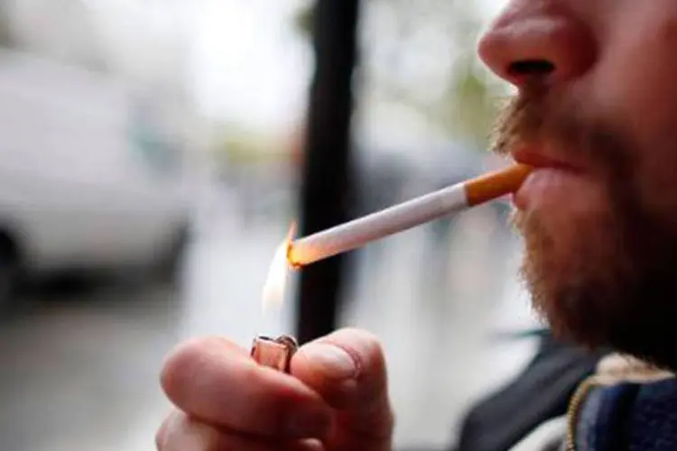 
	Homem acende cigarro: C&acirc;mara estuda multa para quem jogar bituca no ch&atilde;o
 (Kenzo Tribouillard)