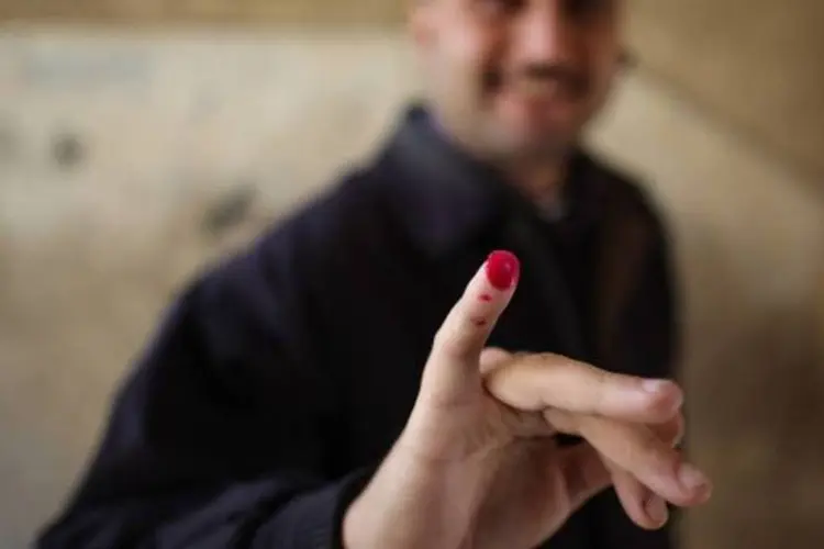 Egípcio pinta a ponta do dedo para votar no Cairo (Peter Macdiarmid/Getty Images)