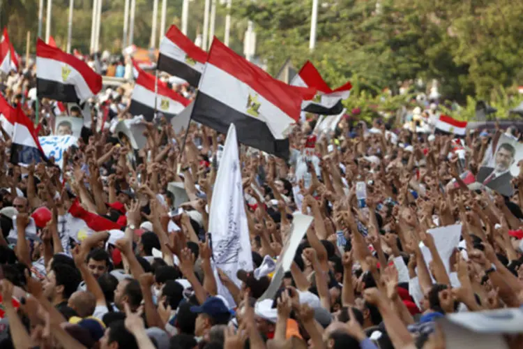 Protestantes a favor do presidente deposto Mohamed Mursi: Forças de segurança teriam matado a tiros pelo menos três partidários de Mursi em manifestação no Cairo (Khaled Abdullah/Reuters)
