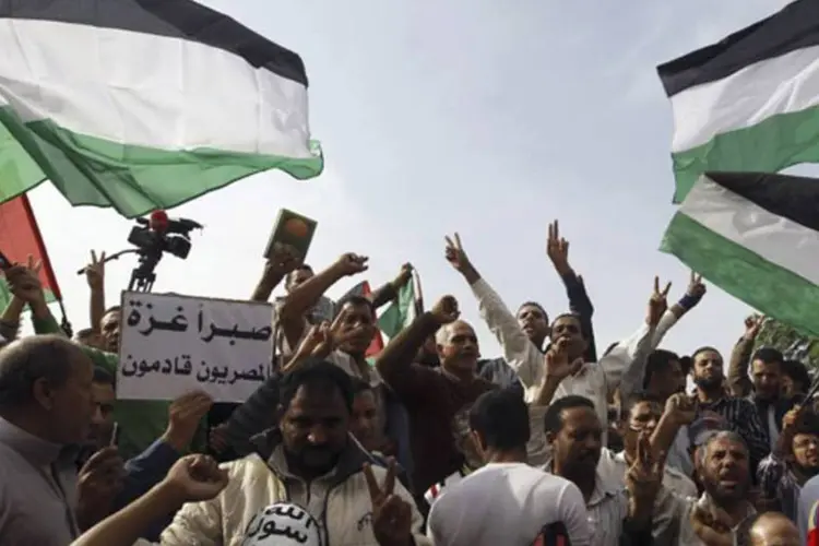 
	Manifestantes eg&iacute;pcios cantam hinos e acenam bandeiras palestinas durante protesto contra a opera&ccedil;&atilde;o militar de Israel na Faixa de Gaza, na Pra&ccedil;a Tahrir, em Cairo
 (REUTERS)