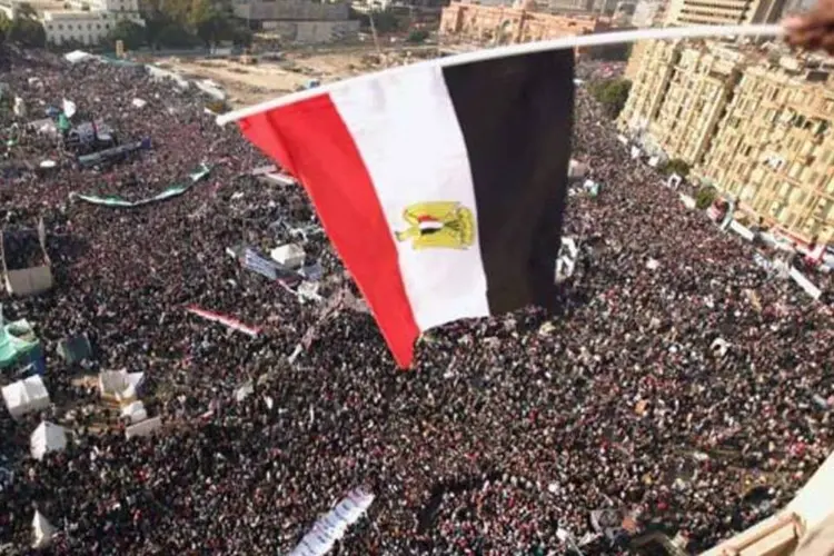O protesto aconteceu frente ao Salão Internacional de Conferências, na capital Cairo, onde os deputados e senadores estavam reunidos (Getty Images)