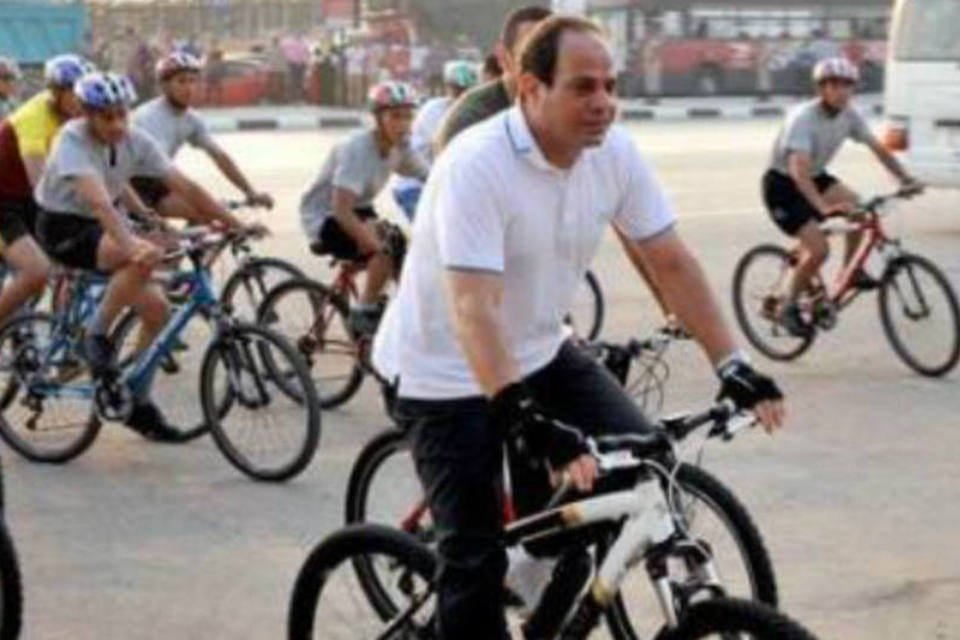 Presidente do Egito pede que população ande e use bicicleta
