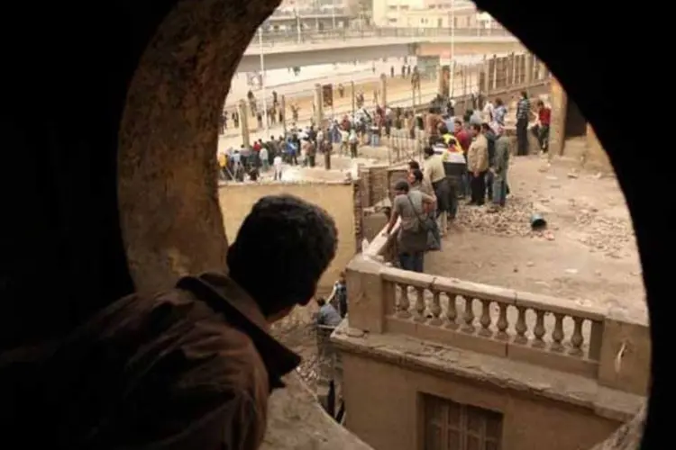 Homem observa conflito no centro do Cairo, no Egito, na última quinta-feira (Peter Macdiarmid/Getty Images)