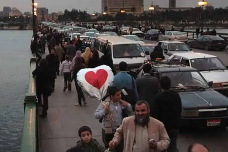 Egípcios caminham na região da praça Tahrir (Getty Images)