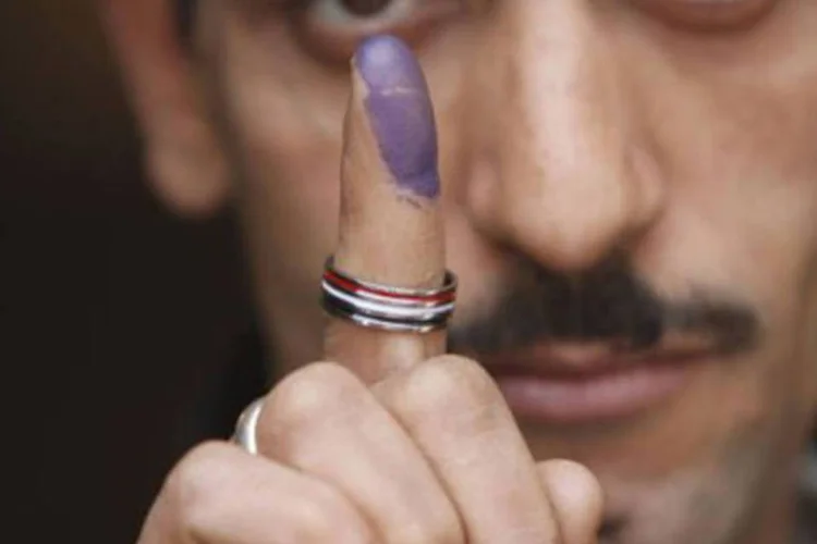 A primeira fase das eleições legislativas foi marcada pela vitória esmagadora dos partidos islamitas, com 65% dos votos
 (Mohammed Abed/AFP)